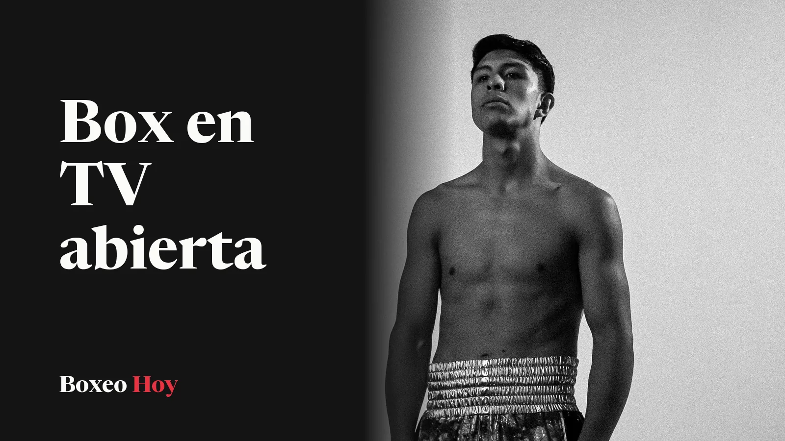 Jaime Munguía, sin camisa y con short de boxeo, posa de pie en una foto en blanco y negro; pelea este sábado en la transmisión de Azteca 7