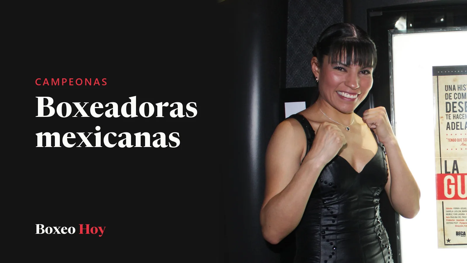Ana María «La Guerrera» Torres sonríe en guardia, con los puños arriba y vestido negro, junto al cartel del documental «La Guerrera» en el festival Ambulante de 2011