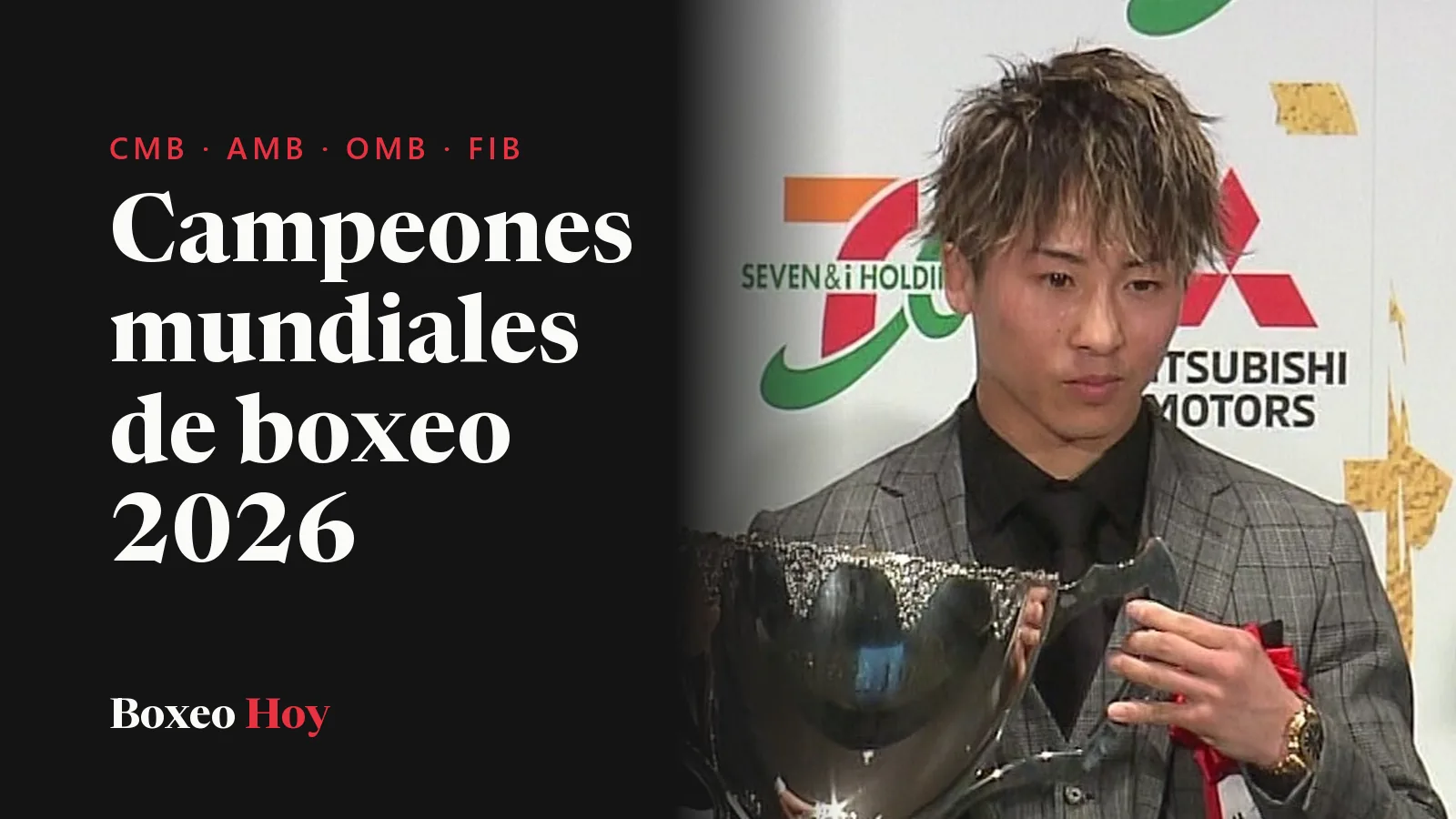 Naoya Inoue, campeón indiscutido supergallo, de traje y con un trofeo