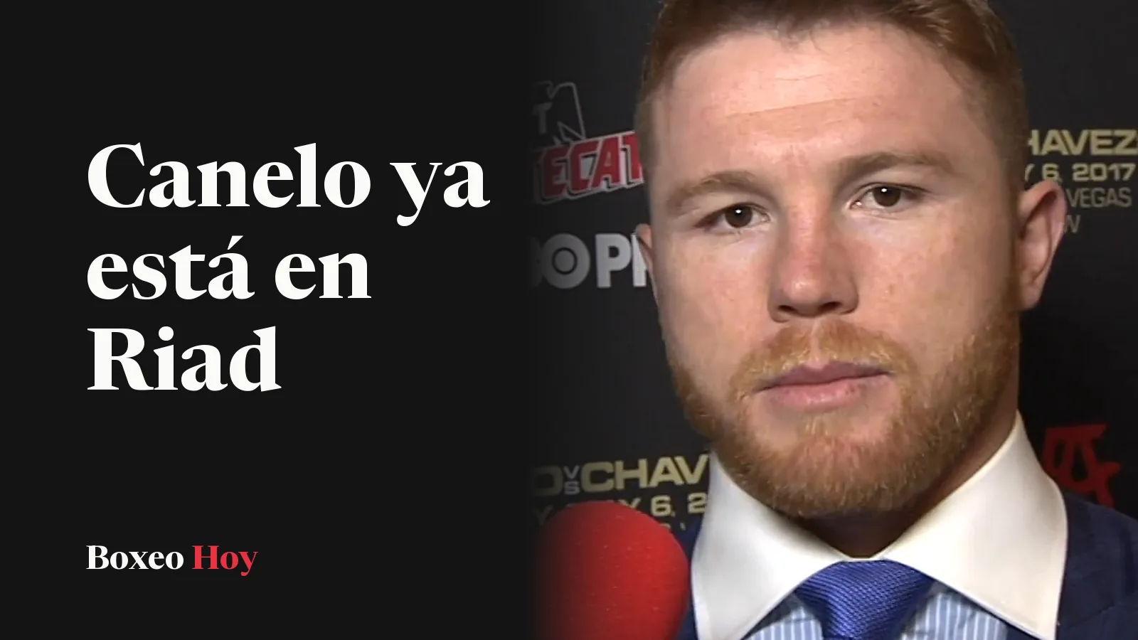 Saúl «Canelo» Álvarez de traje y corbata azul, en una entrevista frente a un fondo con logotipos