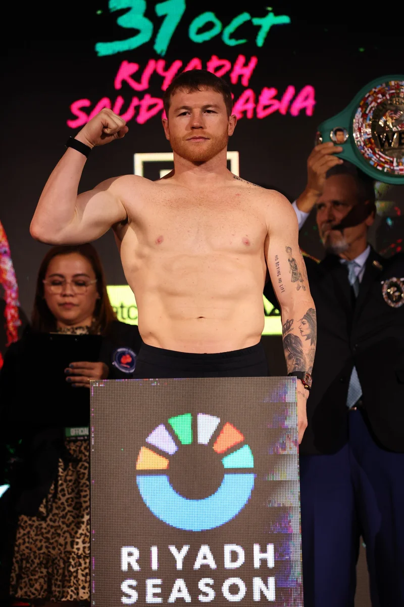 Saúl «Canelo» Álvarez en la báscula del pesaje oficial en Riad, con el cinturón del CMB al fondo