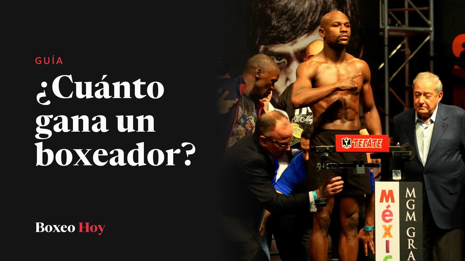 Floyd Mayweather Jr. sobre la báscula en el pesaje oficial de su pelea con Manny Pacquiao, en el MGM Grand de Las Vegas, el 1 de mayo de 2015