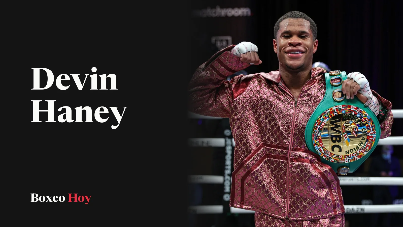Devin Haney sonríe sobre el ring y flexiona el brazo derecho, con una chamarra rosa brillante y el cinturón verde del CMB al hombro izquierdo