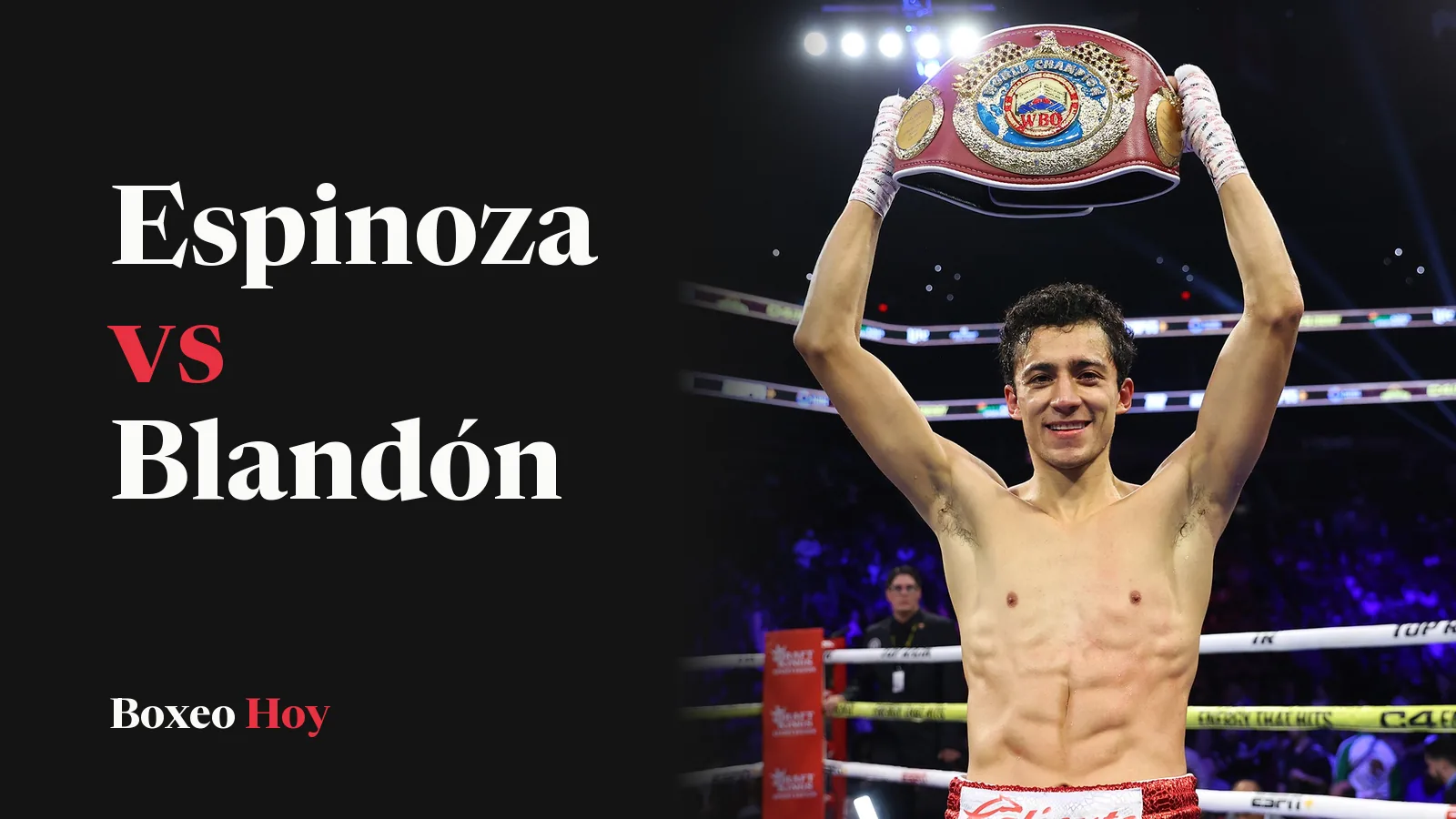 Rafael Espinoza levanta sobre su cabeza el cinturón pluma de la OMB en el ring, tras una defensa del título