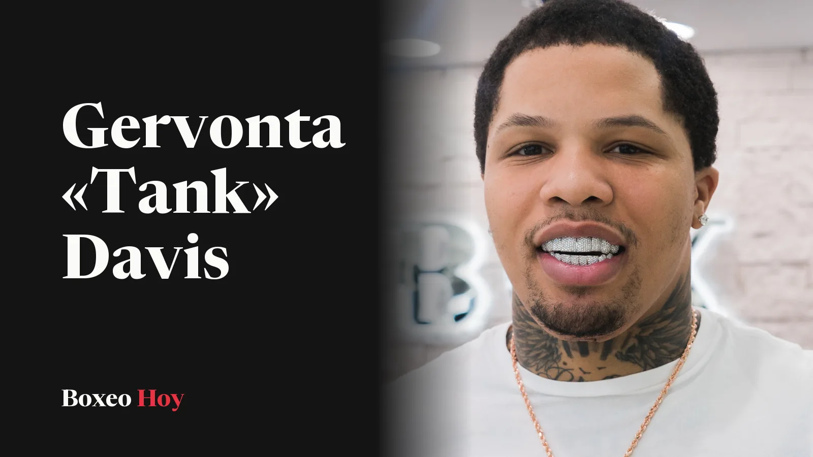 Gervonta «Tank» Davis sonríe de frente a la cámara, con playera blanca, cadena dorada, arete brillante y dientes cubiertos de brillantes, en una foto de 2018