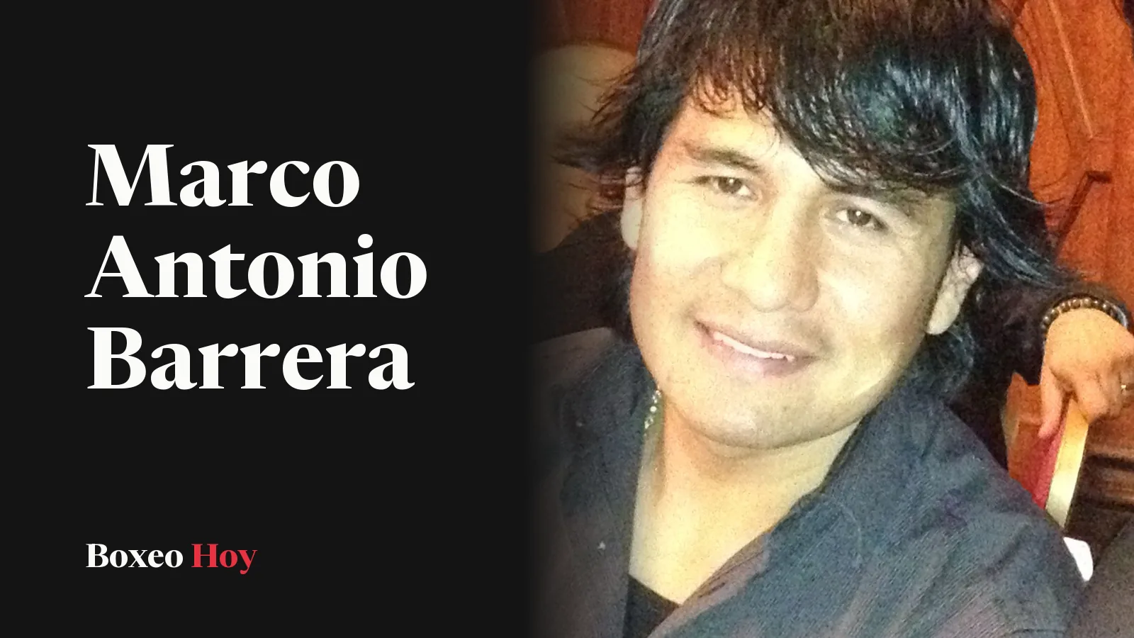 Marco Antonio Barrera sonríe en una foto de 2012, con el pelo largo y una camisa oscura