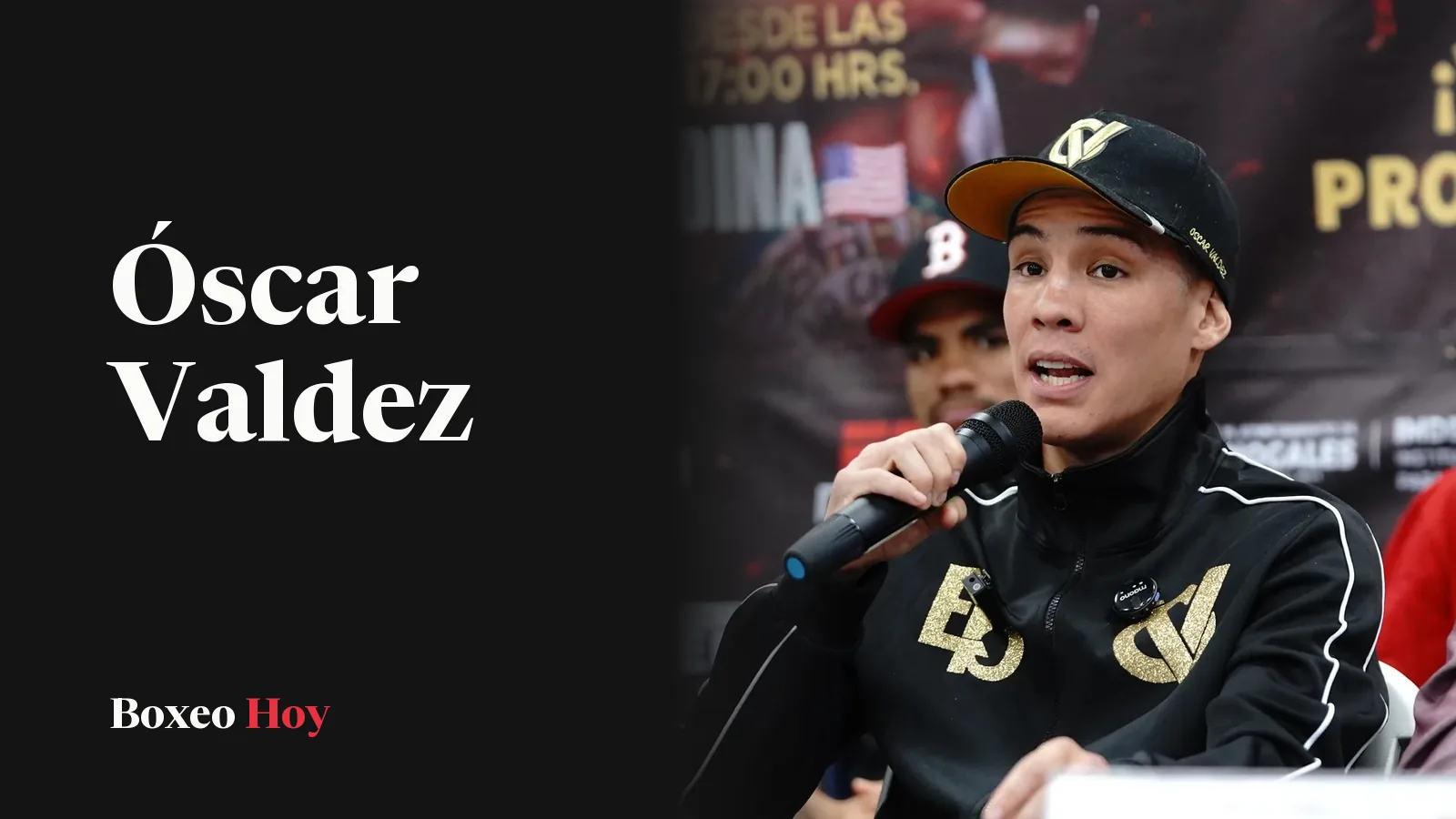Óscar Valdez, con gorra negra y chamarra con sus iniciales, habla al micrófono en la conferencia de prensa de su pelea con Ricky Medina en Nogales, Sonora, en septiembre de 2025