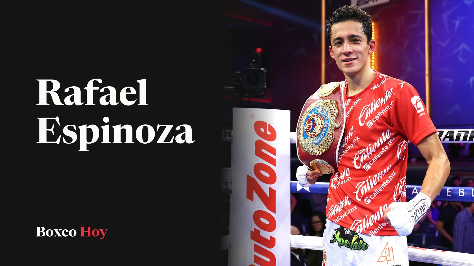 Rafael Espinoza sonríe en el ring con el cinturón pluma de la OMB al hombro y una camiseta roja, tras retener el título ante Sergio Chirino en Las Vegas, en junio de 2024