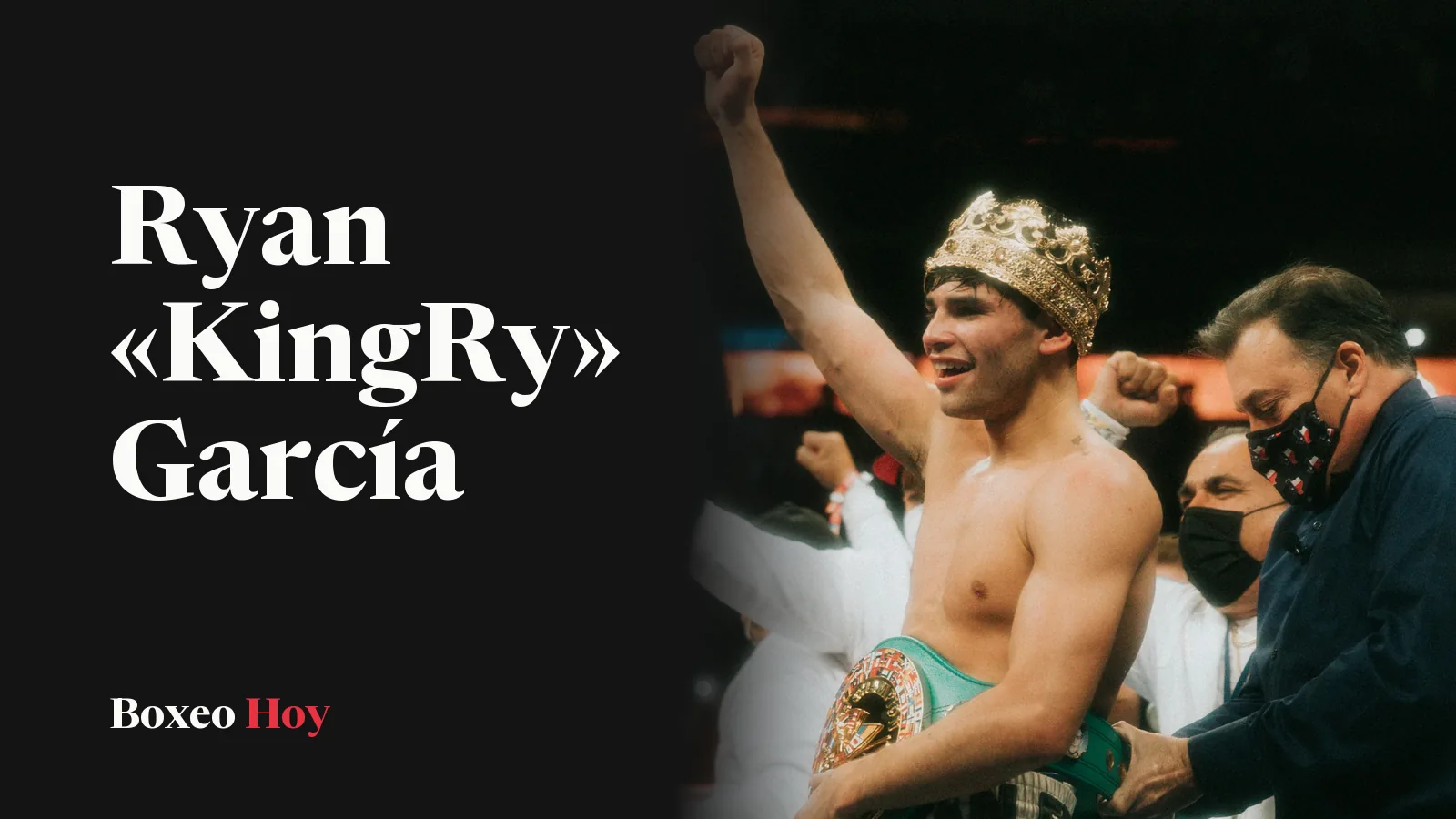 Ryan García, con una corona dorada y el cinturón verde del CMB en la cintura, levanta el puño en el ring tras vencer a Luke Campbell en 2021