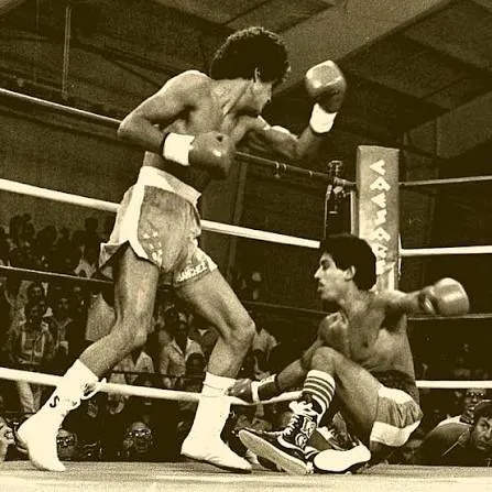 Wilfredo Gómez cae a la lona ante Salvador Sánchez, que lo mira de pie
