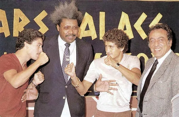 Salvador Sánchez y Wilfredo Gómez en guardia, frente a frente, en la presentación de la pelea en Caesars Palace