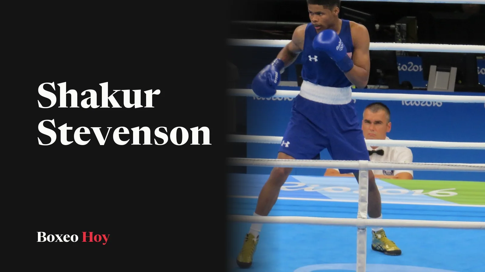 Shakur Stevenson, con camiseta y guantes azules del equipo de Estados Unidos, en guardia sobre el ring de los Juegos Olímpicos de Río 2016; detrás de las cuerdas, un juez sentado