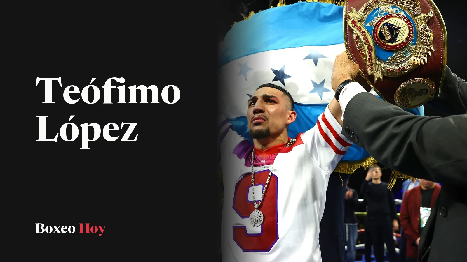 Teófimo López, con camiseta blanca con el número 9 y una cadena plateada, frente a una bandera de Honduras mientras a su lado alzan el cinturón de la OMB, tras ganarle a Jamaine Ortiz en Las Vegas en 2024
