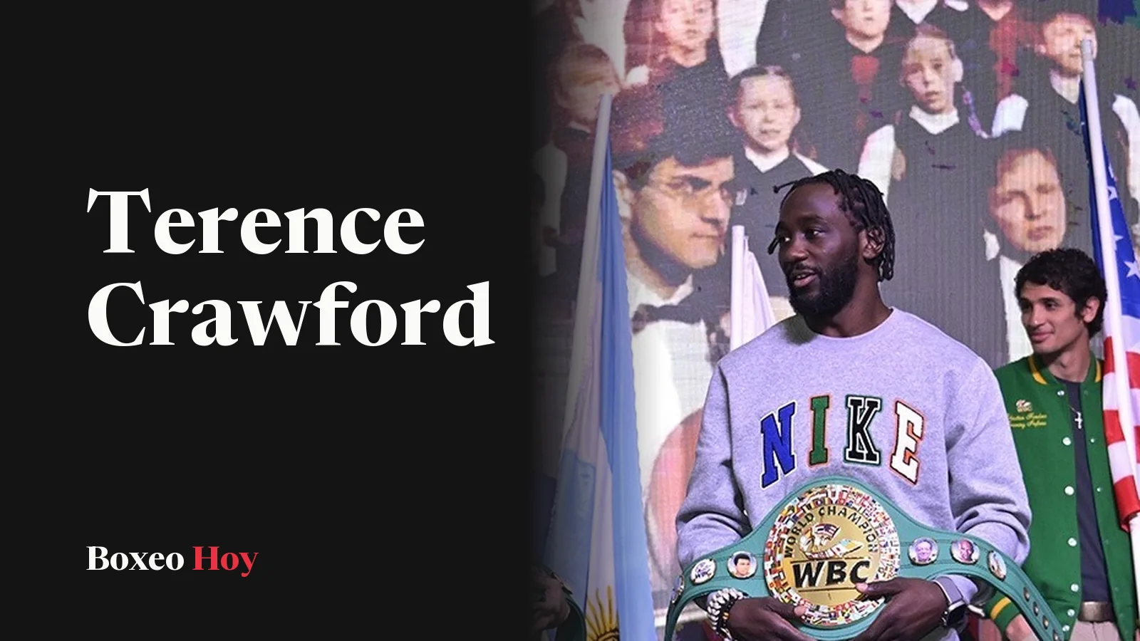 Terence Crawford, con sudadera gris, sostiene el cinturón verde y oro del CMB en la ceremonia de apertura de la convención anual del organismo en Hamburgo, Alemania