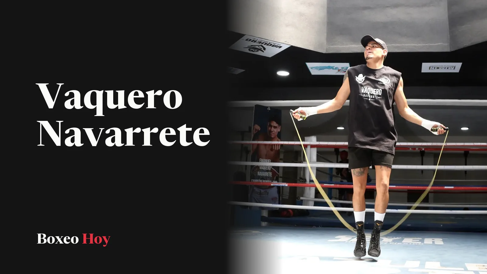 Emanuel «Vaquero» Navarrete salta la cuerda sobre un ring, con gorra y una playera negra que dice «Vaquero Navarrete»