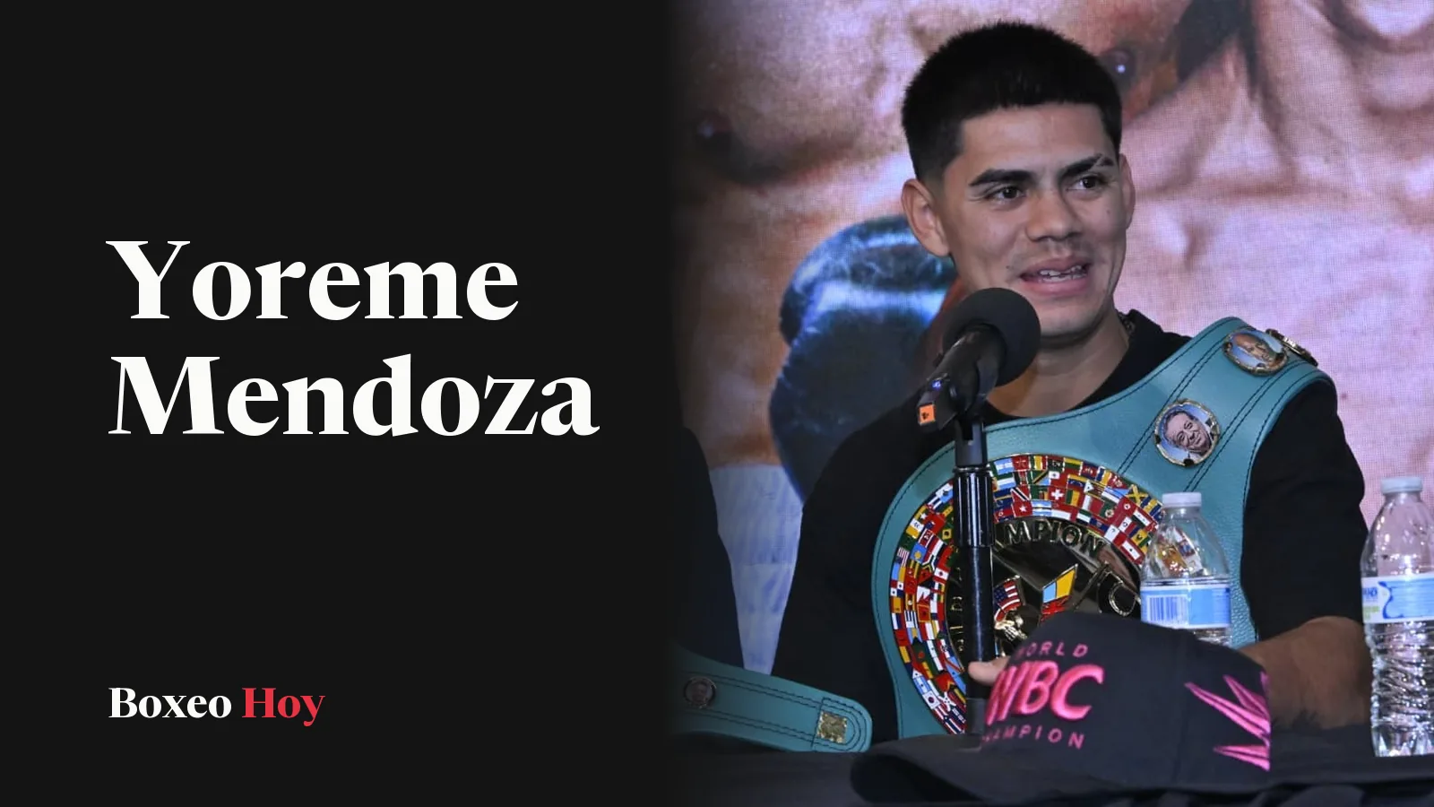 Sergio «Yoreme» Mendoza sonríe frente a un micrófono con el cinturón del CMB al hombro, en la ceremonia en la que lo recibió en la Ciudad de México, en octubre de 2026